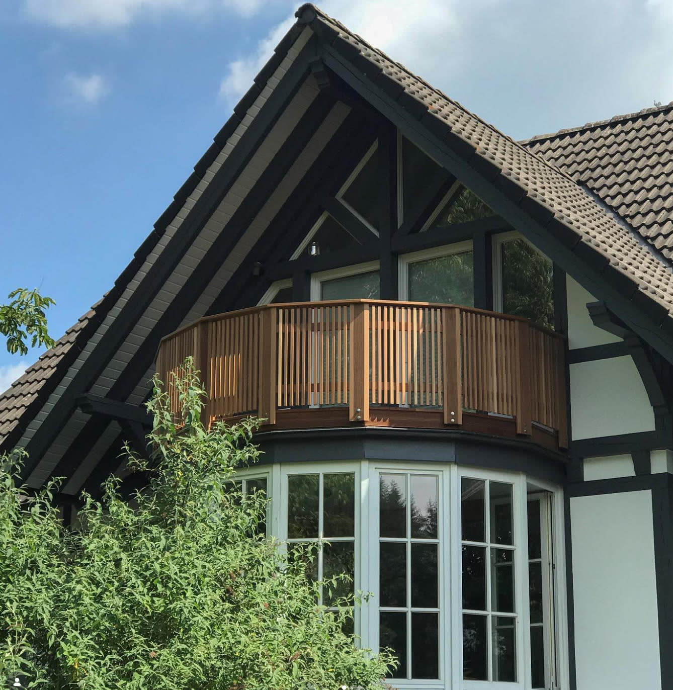 Runder Holzbalkon aus der Penz-Tischlerei